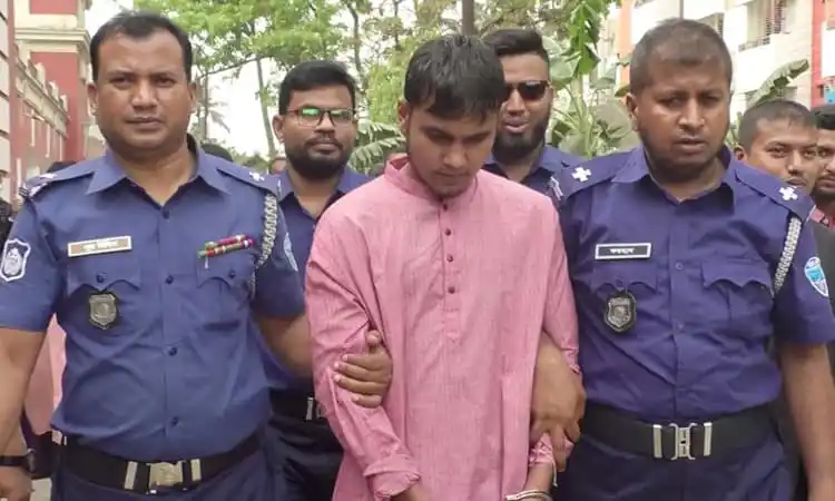 নিহত যুবককে আদালত প্রাঙ্গণে পুলিশ escort করছে. Channel i News - চ্যানেল আই নিউজ