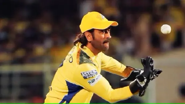 ধোনি টি-টোয়েন্টি ক্রিকেটে ব্যাটিং করছেন, দর্শকরা দেখছেন. Channel i News - চ্যানেল আই নিউজ