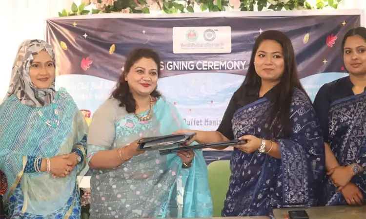 চ্যানেল আই অনলাইন এর অনুষ্ঠানে অংশগ্রহণকারী নারীরা সমঝোতা স্মারক স্বাক্ষর করছেন. Channel i News - চ্যানেল আই নিউজ