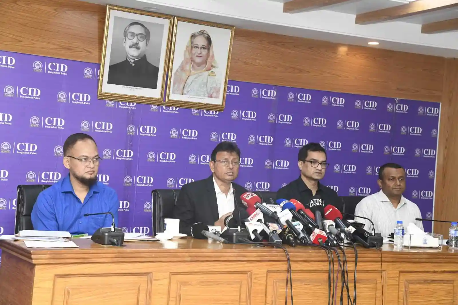 প্রেস কনফারেন্সে চারজন কর্মকর্তা ও সাংবাদিকরা উপস্থিত. Channel i News - চ্যানেল আই নিউজ