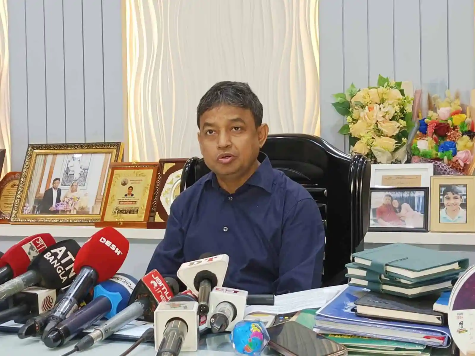 প্রেস কনফারেন্সে বক্তা, সাংবাদিকদের প্রশ্নের উত্তর দিচ্ছেন. Channel i News - চ্যানেল আই নিউজ