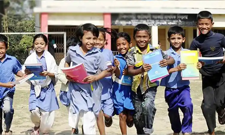 স্কুলের ছাত্রীরা বই হাতে হাসিমুখে স্কুলে যাচ্ছে. Channel i News - চ্যানেল আই নিউজ