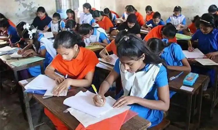 শিক্ষার্থীরা তাপপ্রবাহে পরীক্ষা দিচ্ছে ক্লাসরুমে. Channel i News - চ্যানেল আই নিউজ