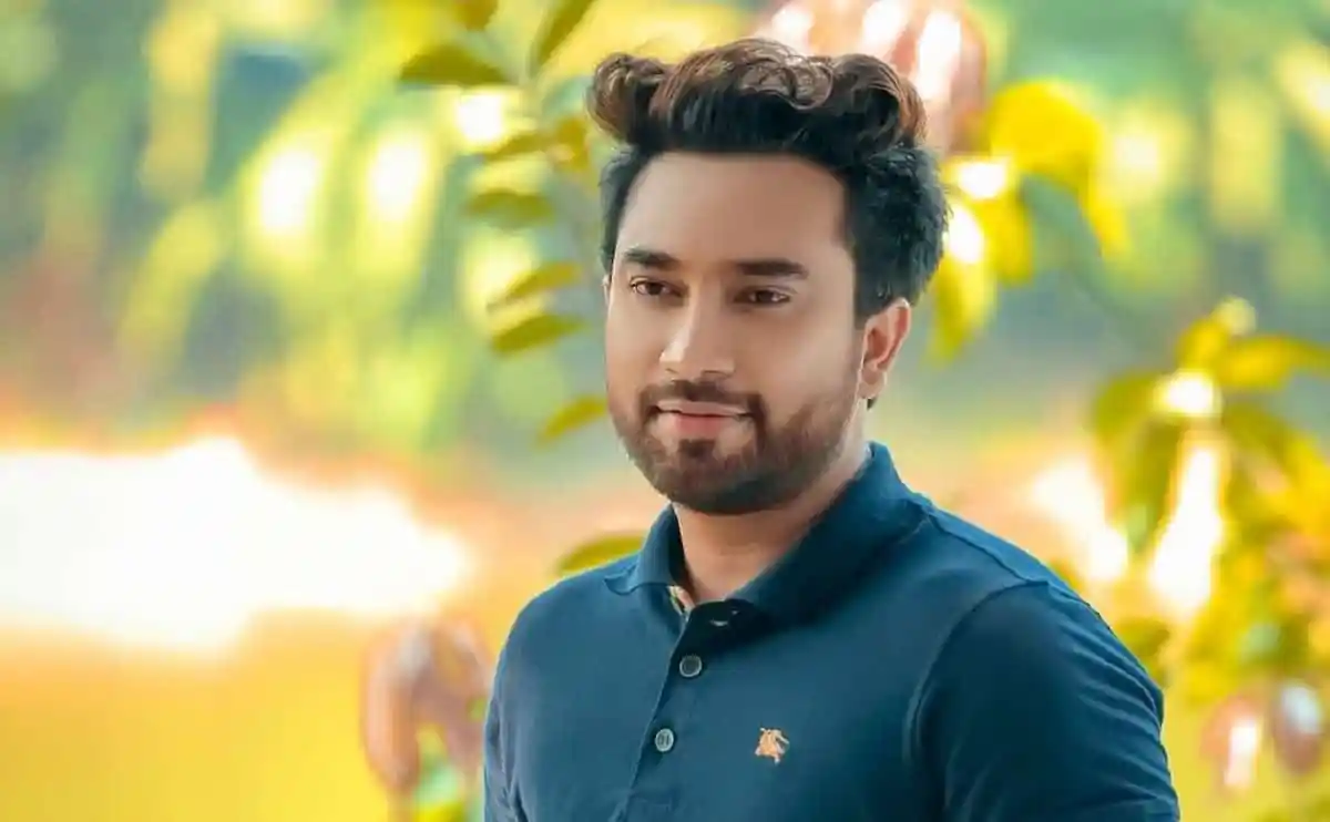 জোভান হাস্যোজ্জ্বল মুখে ক্যামেরার দিকে তাকাচ্ছেন. Channel i News - চ্যানেল আই নিউজ