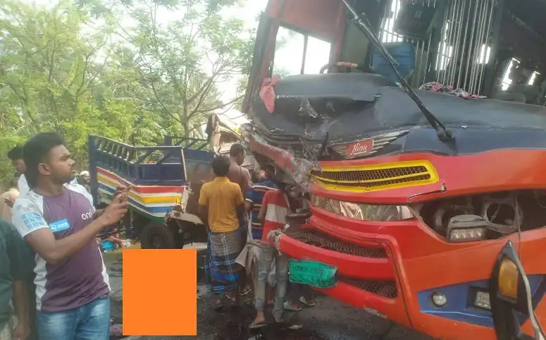 ফরিদপুরে বাস ও পিকআপ ভ্যানের সংঘর্ষের ছবি, আহত ও নিহতের খবর. Channel i News - চ্যানেল আই নিউজ