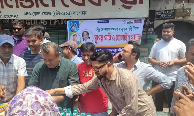 জনপ্রতিনিধি ও স্বেচ্ছাসেবকদের তীব্র তাপদাহে পানি বিতরণ. Channel i News - চ্যানেল আই নিউজ