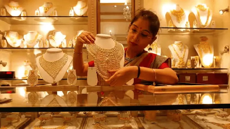 বাংলাদেশের স্বর্ণের দোকানে গহনা দেখছেন একজন নারী. Channel i News - চ্যানেল আই নিউজ