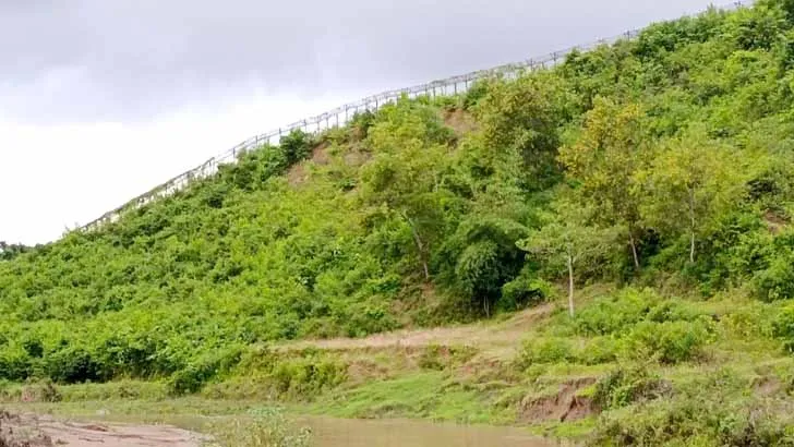 সবুজ পাহাড়ের উপর দিয়ে ট্রেকাররা হাঁটছে. Channel i News - চ্যানেল আই নিউজ