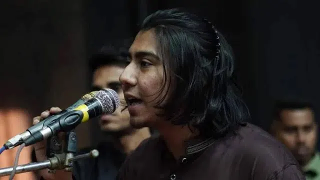 একজন তরুণ ছাত্র নেতা বক্তৃতা দিচ্ছেন, পেছনে অন্যরা উপস্থিত. Channel i News - চ্যানেল আই নিউজ