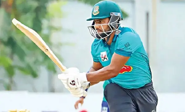 বাংলাদেশ ক্রিকেটার ব্যাটিং করে, খেলায় মনোযোগী. Channel i News - চ্যানেল আই নিউজ