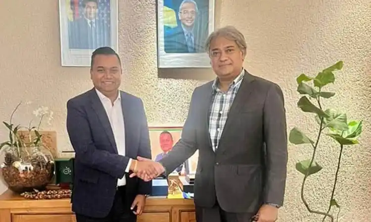 বাংলাদেশ ও মরিশাসের প্রতিনিধিরা সাক্ষাৎকারে হাত মিলাচ্ছেন. Channel i News - চ্যানেল আই নিউজ