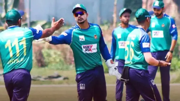 শেখ জামাল ক্রিকেট দলের খেলোয়াড়রা মাঠে একে অপরের সাথে শুভেচ্ছা বিনিময় করছে. Channel i News - চ্যানেল আই নিউজ