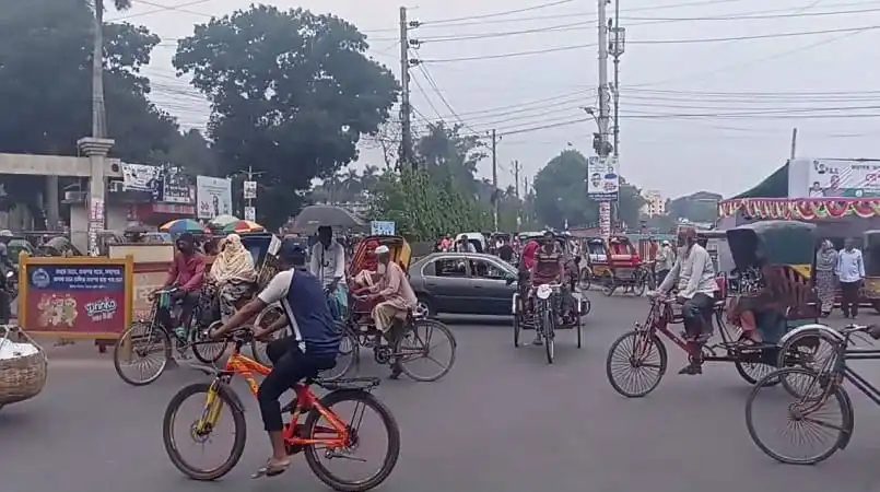 যশোরে রাস্তায় মানুষ ও সাইকেল চালকদের ভিড়, গরমের প্রভাব. Channel i News - চ্যানেল আই নিউজ