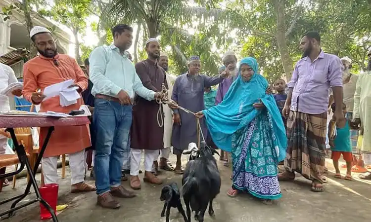গ্রামে দান ও দাতব্য কার্যক্রমের ছবি, যেখানে মানুষজন একত্রিত হয়েছে. Channel i News - চ্যানেল আই নিউজ