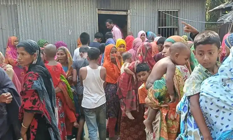 অসহায় শিশুসহ বহু মানুষ ভিড় করে মরদেহের জন্য অপেক্ষা করছে. Channel i News - চ্যানেল আই নিউজ