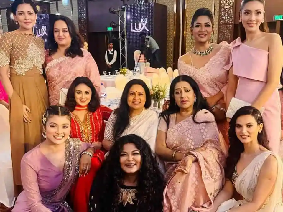 বাংলাদেশি নারীদের সুন্দর পোশাক ও হাসিমুখের ছবি. Channel i News - চ্যানেল আই নিউজ