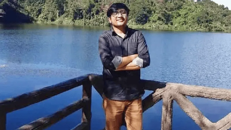 প্রকৃতি উপভোগ করছেন যুবক, বান্দরবানে সুন্দর দৃশ্য. Channel i News - চ্যানেল আই নিউজ