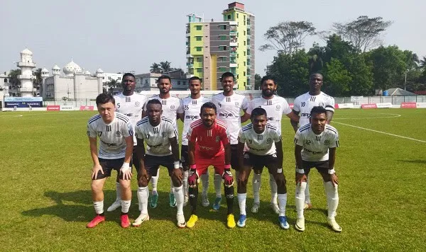 বাংলাদেশের মোহামেডান ফুটবল দলের খেলোয়াড়রা মাঠে প্রস্তুত. Channel i News - চ্যানেল আই নিউজ