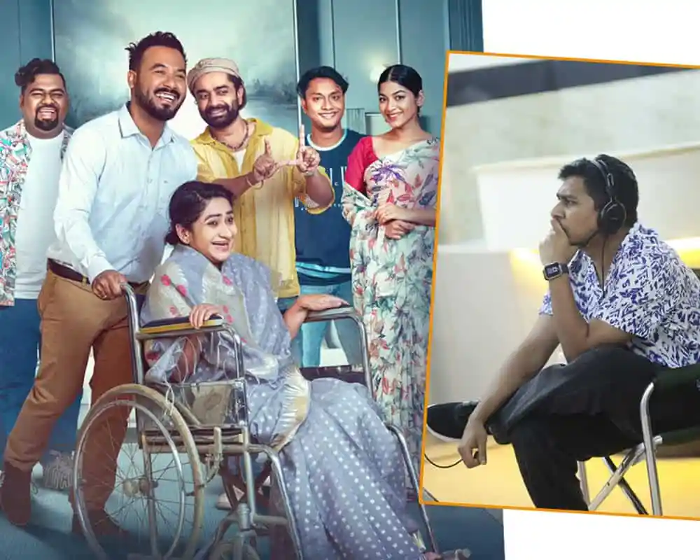 বয়স্ক নারী ও পরিবারের সদস্যরা হাসিমুখে একসঙ্গে ছবি তুলছেন. Channel i News - চ্যানেল আই নিউজ