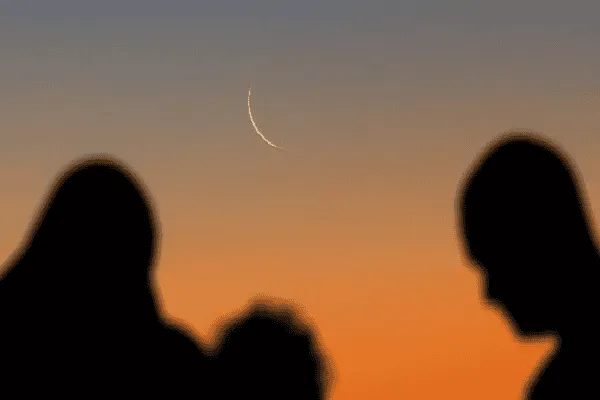 সন্ধ্যায় আকাশে চাঁদ ও silhouettes মানুষের ছবি. Channel i News - চ্যানেল আই নিউজ