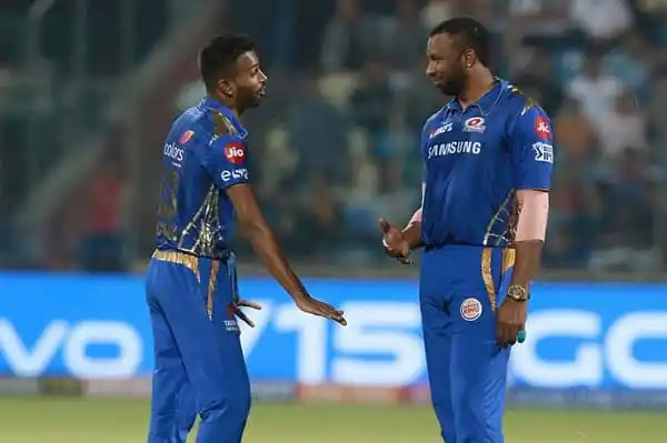 দুই ক্রিকেটার মাঠে কথা বলছেন, ভারতীয় ক্রিকেটাররা. Channel i News - চ্যানেল আই নিউজ