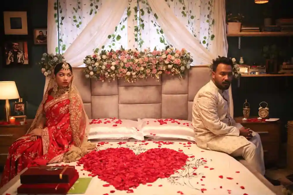 বিবাহের জন্য প্রস্তুত দম্পতি, প্রেমের প্রতীক হৃদয় দিয়ে সাজানো বিছানা. Channel i News - চ্যানেল আই নিউজ