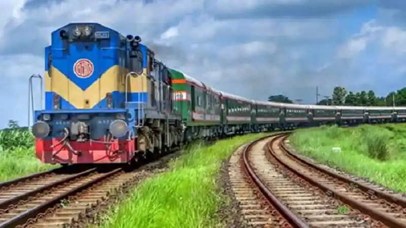 বাংলাদেশের ট্রেন চলাচল, সবুজ প্রকৃতি ও রেলপথের দৃশ্য. Channel i News - চ্যানেল আই নিউজ
