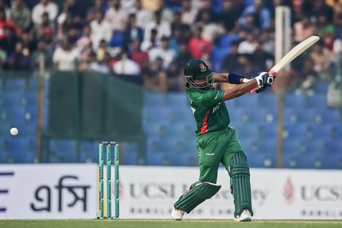 বাংলাদেশি ক্রিকেটার রনি ব্যাটিং করে মাঠে খেলছেন. Channel i News - চ্যানেল আই নিউজ