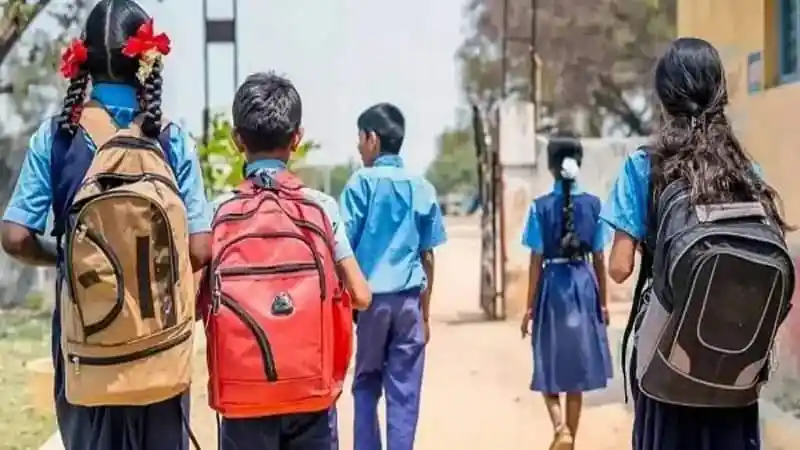 তীব্র তাপপ্রবাহের কারণে স্কুলে যাওয়া বন্ধের সিদ্ধান্তের প্রেক্ষাপটে ছাত্রছাত্রীরা স্কুলে যাচ্ছে. Channel i News - চ্যানেল আই নিউজ