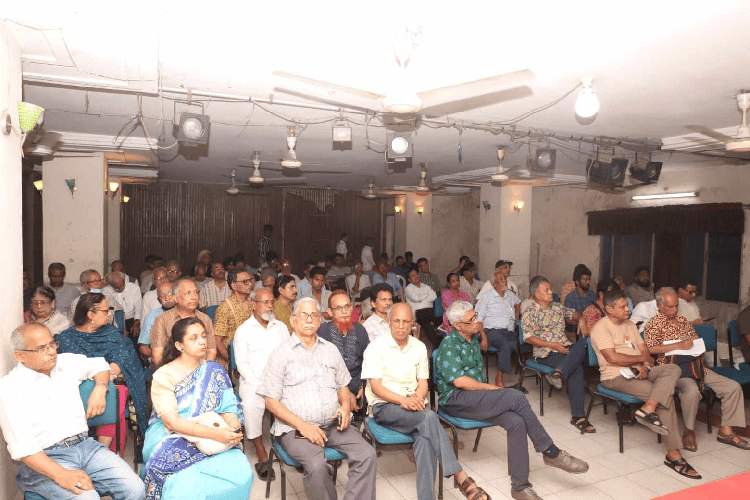 বাংলাদেশের বিভিন্ন পেশার মানুষ একটি সভায় উপস্থিত. Channel i News - চ্যানেল আই নিউজ