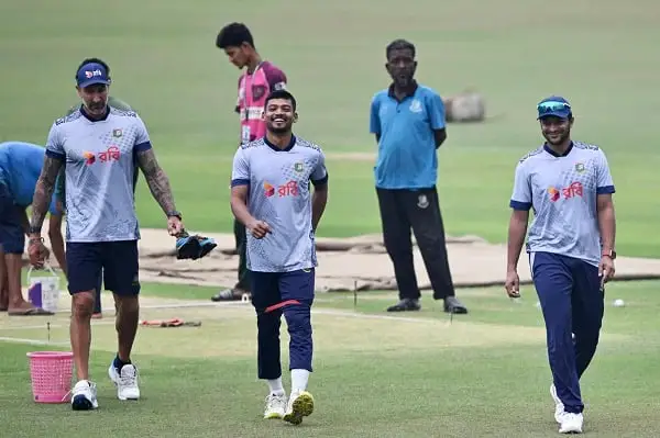 বাংলাদেশ ক্রিকেট দলের খেলোয়াড়রা অনুশীলনে হাসিমুখে মাঠে হাঁটছেন. Channel i News - চ্যানেল আই নিউজ