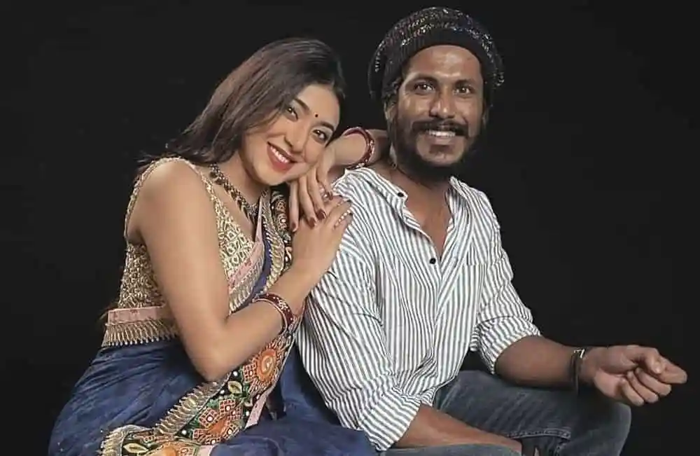 দর্শকদের জন্য শ্যামা কাব্য সিনেমার নতুন ছবি, দুই অভিনেতা হাসিমুখে।. Channel i News - চ্যানেল আই নিউজ