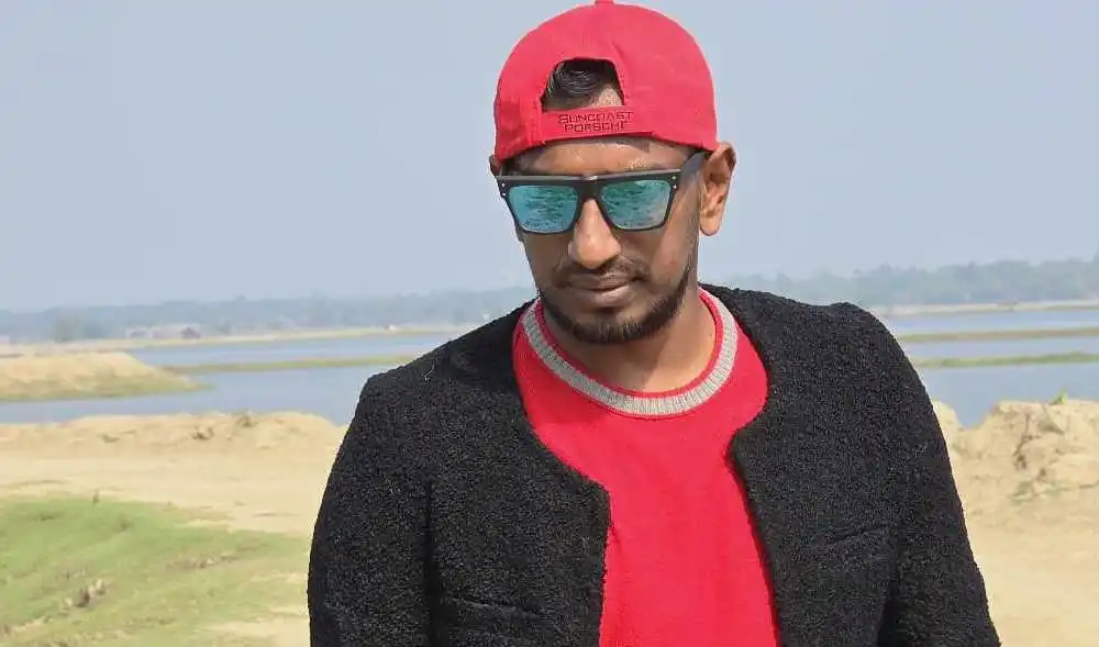 নদীর পাশে সেলফি তোলা যুবক, সূর্য্যর আলোতে সুন্দর দৃশ্য. Channel i News - চ্যানেল আই নিউজ