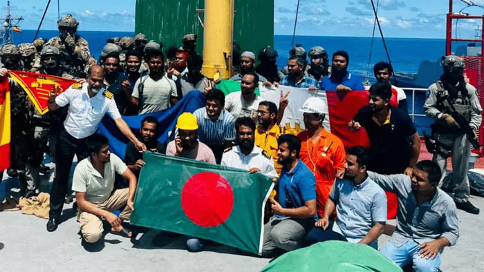 নাবিকদের মুক্তির জন্য সমুদ্রপথে জড়ো হওয়া মানুষজন. Channel i News - চ্যানেল আই নিউজ