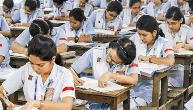 বিজ্ঞান ও মানবিক বিভাগের ছাত্রীরা পরীক্ষার ফরম পূরণ করছে. Channel i News - চ্যানেল আই নিউজ