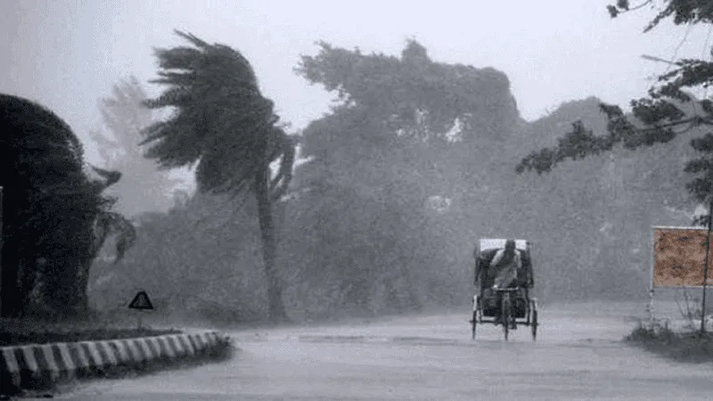 ঝড়ের সময় বাতাস ও বৃষ্টির কারণে ঝড়ের প্রস্তুতি নেওয়া হচ্ছে. Channel i News - চ্যানেল আই নিউজ
