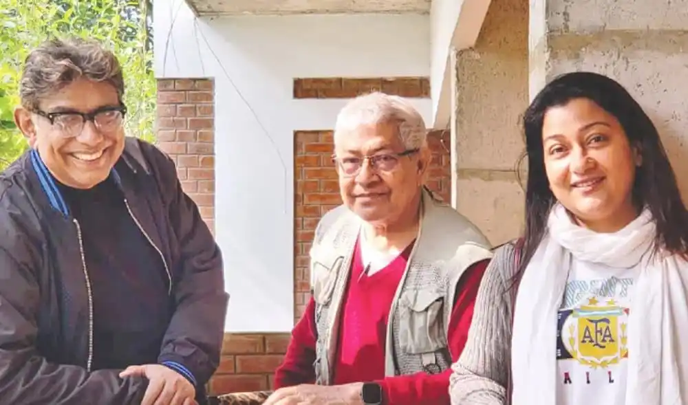 সালাহউদ্দীন জাকীর সঙ্গে হাস্যোজ্জ্বল তিনজন ব্যক্তি. Channel i News - চ্যানেল আই নিউজ