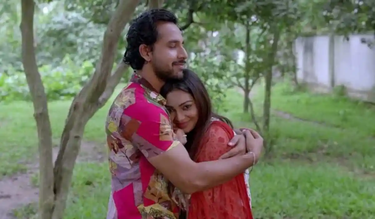 প্রভা ও আলভী জুটি প্রেমের মুহূর্তে হাসিমুখে আলিঙ্গন করছে. Channel i News - চ্যানেল আই নিউজ