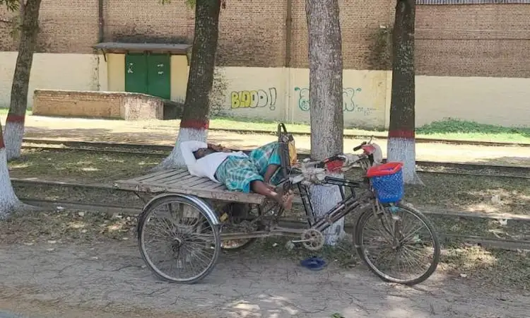 অবসরপ্রাপ্ত ব্যক্তি গরমে ক্লান্ত, রিকশায় বিশ্রাম নিচ্ছেন. Channel i News - চ্যানেল আই নিউজ