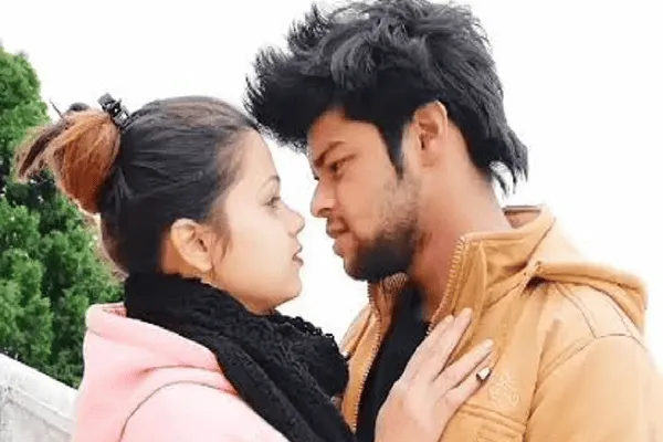 প্রেমিক ও প্রেমিকা কাছাকাছি দাঁড়িয়ে একে অপরের চোখে চোখ রেখে. Channel i News - চ্যানেল আই নিউজ