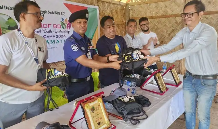 প্রতিযোগিতা ও পুরস্কার বিতরণ অনুষ্ঠানে অতিথি ও বিজয়ীদের মধ্যে সংবর্ধনা. Channel i News - চ্যানেল আই নিউজ