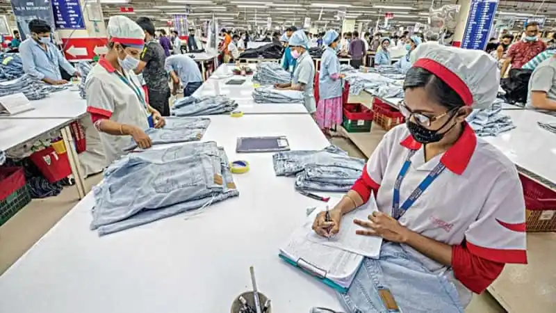 বাংলাদেশি গার্মেন্টস কারখানায় শ্রমিকরা কাজ করছেন. Channel i News - চ্যানেল আই নিউজ