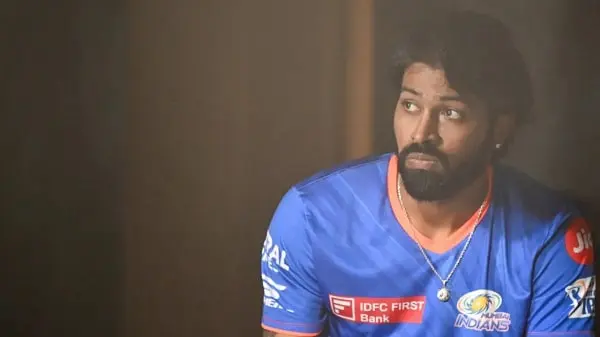 হার্দিক পান্ডিয়া ক্রিকেট খেলছেন, পরেছেন নীল জার্সি।. Channel i News - চ্যানেল আই নিউজ