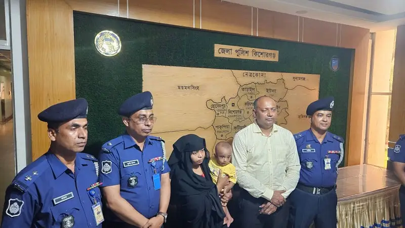 পুলিশ কর্মকর্তাদের সঙ্গে শিশু ও তার মা, পুলিশি অভিযান চলাকালে. Channel i News - চ্যানেল আই নিউজ