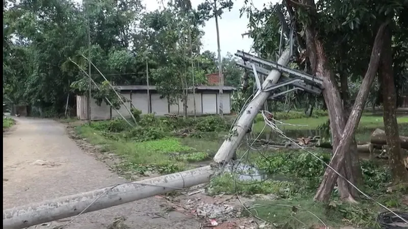ফেনীতে কালবৈশাখীর তাণ্ডবে বিদ্যুতের খুঁটি ভেঙে পড়েছে. Channel i News - চ্যানেল আই নিউজ