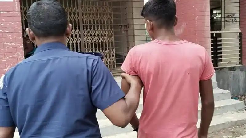 বিচারাধীন যুবককে আটক করছে পুলিশ, ভোট কেন্দ্রে নিরাপত্তা. Channel i News - চ্যানেল আই নিউজ