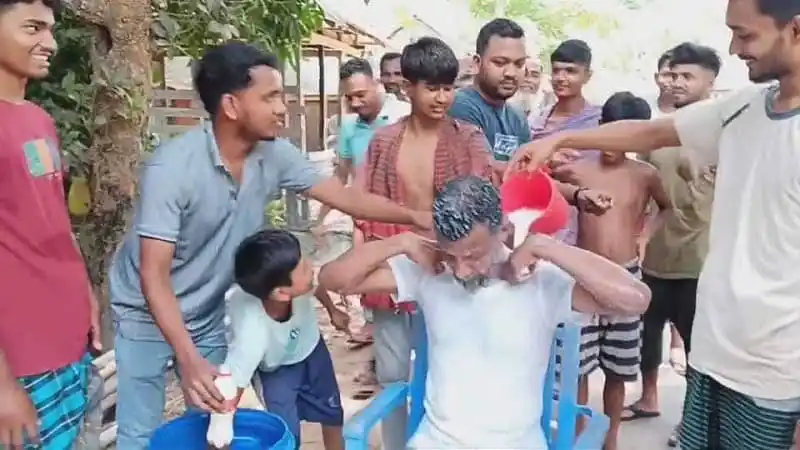 বিএনপি নেতার দুধ দিয়ে গোসলের দৃশ্য, বেশ কিছু মানুষ দেখছে. Channel i News - চ্যানেল আই নিউজ
