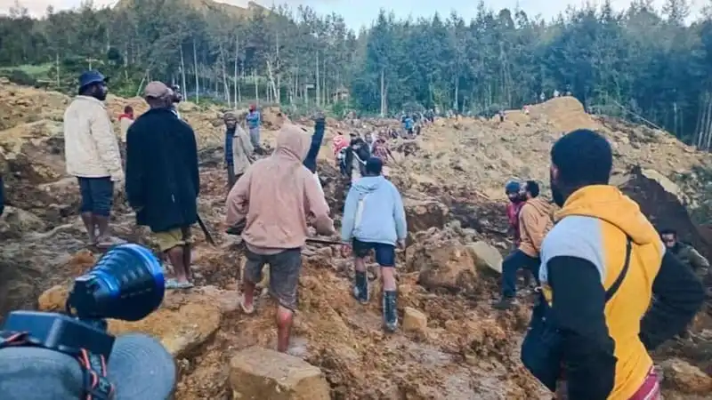 পাপুয়া নিউগিনিতে ভূমিধসের পর উদ্ধারকারীরা উদ্ধার কাজ চালাচ্ছে. Channel i News - চ্যানেল আই নিউজ