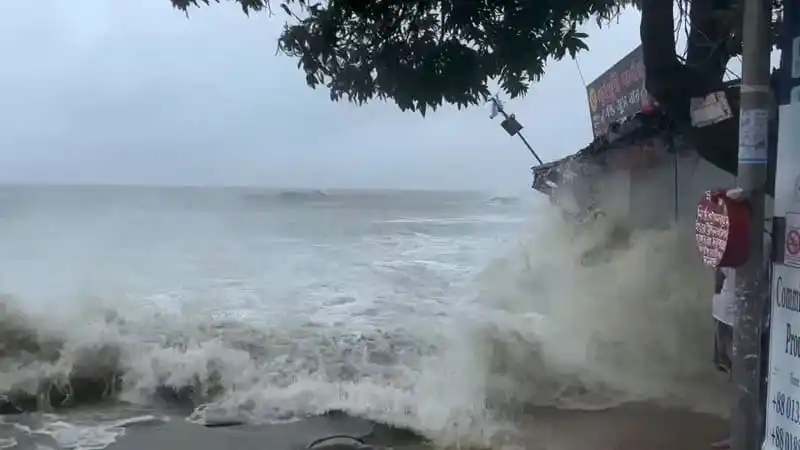 ভোলায় তাণ্ডব চালাচ্ছে ঘূর্ণিঝড় রেমাল এর ঝড়ের ঢেউ. Channel i News - চ্যানেল আই নিউজ