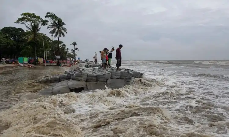 সাইক্লোনের কারণে সমুদ্রে ভিড় পর্যটক ও স্থানীয়রা. Channel i News - চ্যানেল আই নিউজ
